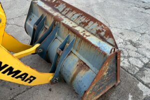 サムネイル: 平成28年 ヤンマー V3-7 0.4立米 使用時間710時間