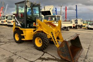 サムネイル: 平成28年 ヤンマー V3-7 0.4立米 使用時間710時間