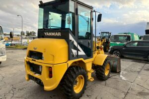 サムネイル: 平成28年 ヤンマー V3-7 0.4立米 使用時間710時間