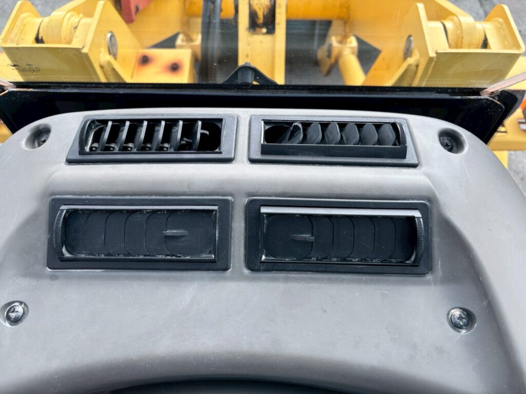 平成28年 ヤンマー V3-7 0.4立米 使用時間710時間