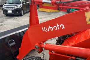 サムネイル: 平成26年　クボタ　R430Z　0.4㎥　チェーン付・盗難防止装置装機・塗装済・使用時間617時間！