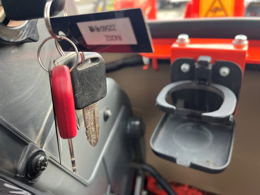 平成26年　クボタ　R430Z　0.4㎥　チェーン付・盗難防止装置装機・塗装済・使用時間617時間！