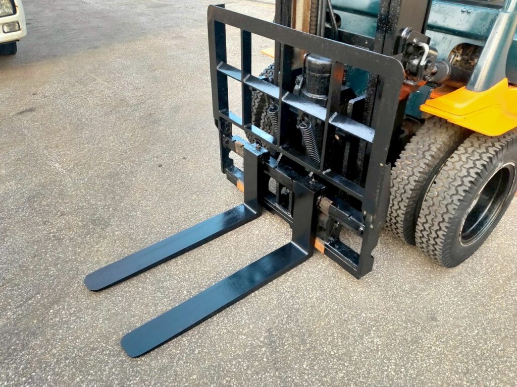 トヨタフォークリフト7FD25　ディーゼル　ダブルタイヤ　ヒンジド　