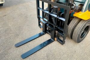 サムネイル: トヨタフォークリフト7FD25　ディーゼル　ダブルタイヤ　ヒンジド　