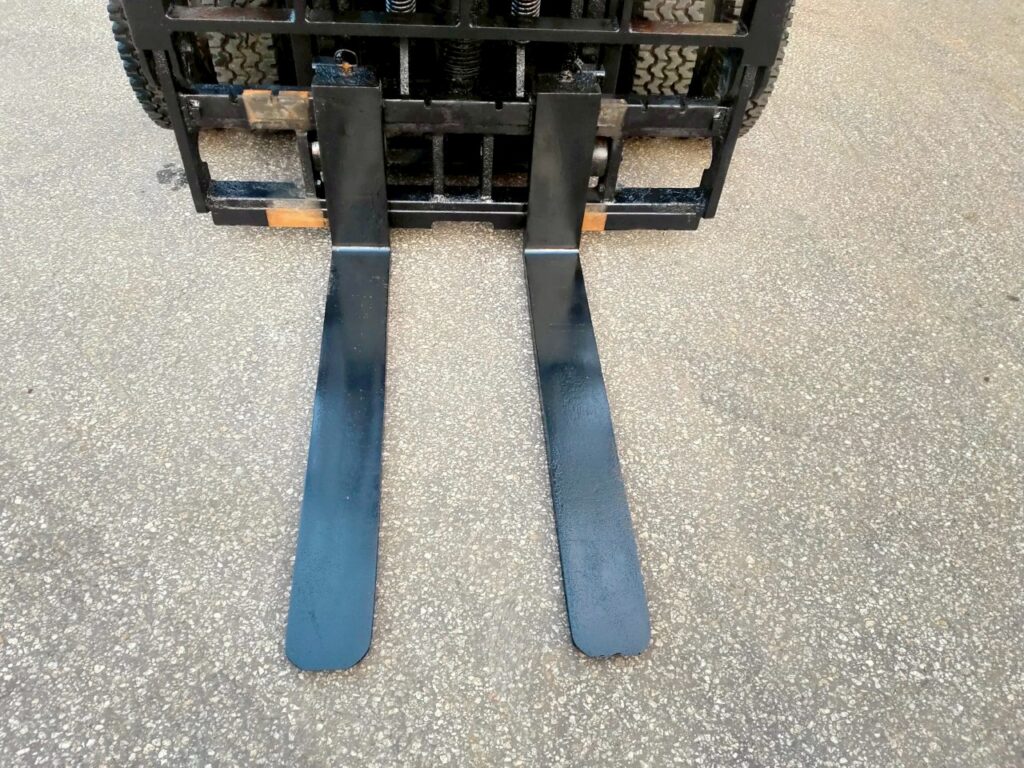 トヨタフォークリフト7FD25　ディーゼル　ダブルタイヤ　ヒンジド　