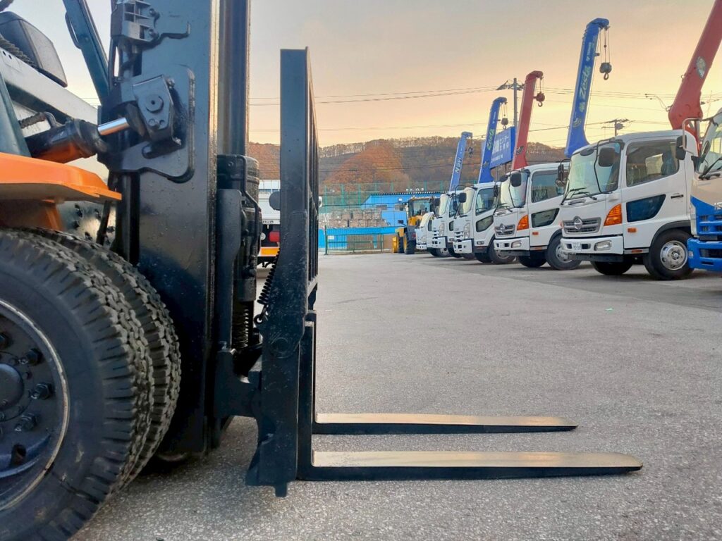 トヨタフォークリフト7FD25　ディーゼル　ダブルタイヤ　ヒンジド　