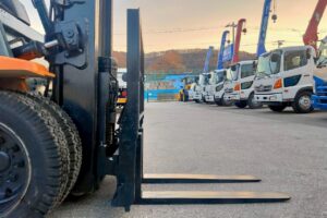 サムネイル: トヨタフォークリフト7FD25　ディーゼル　ダブルタイヤ　ヒンジド　