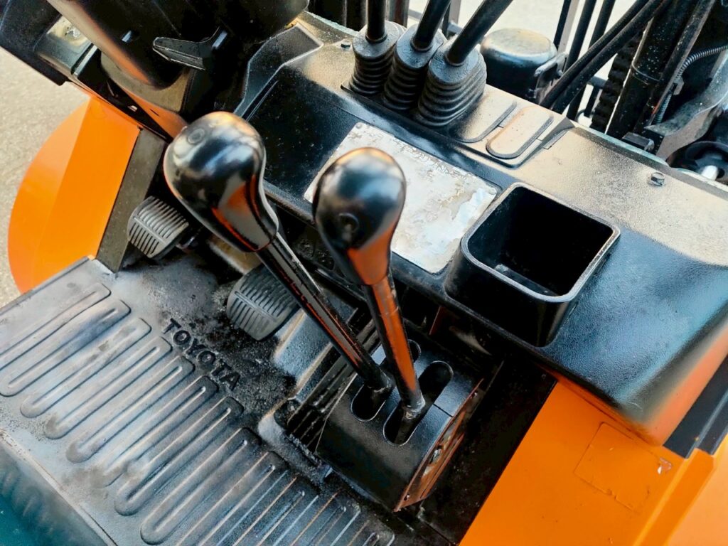 トヨタフォークリフト7FD25　ディーゼル　ダブルタイヤ　ヒンジド　