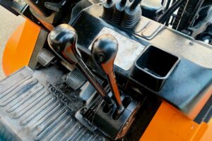 サムネイル: トヨタフォークリフト7FD25　ディーゼル　ダブルタイヤ　ヒンジド　