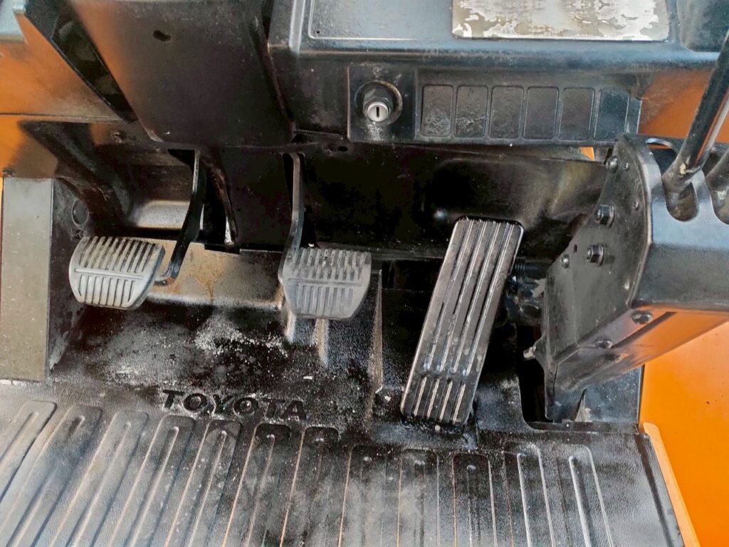 トヨタフォークリフト7FD25　ディーゼル　ダブルタイヤ　ヒンジド　