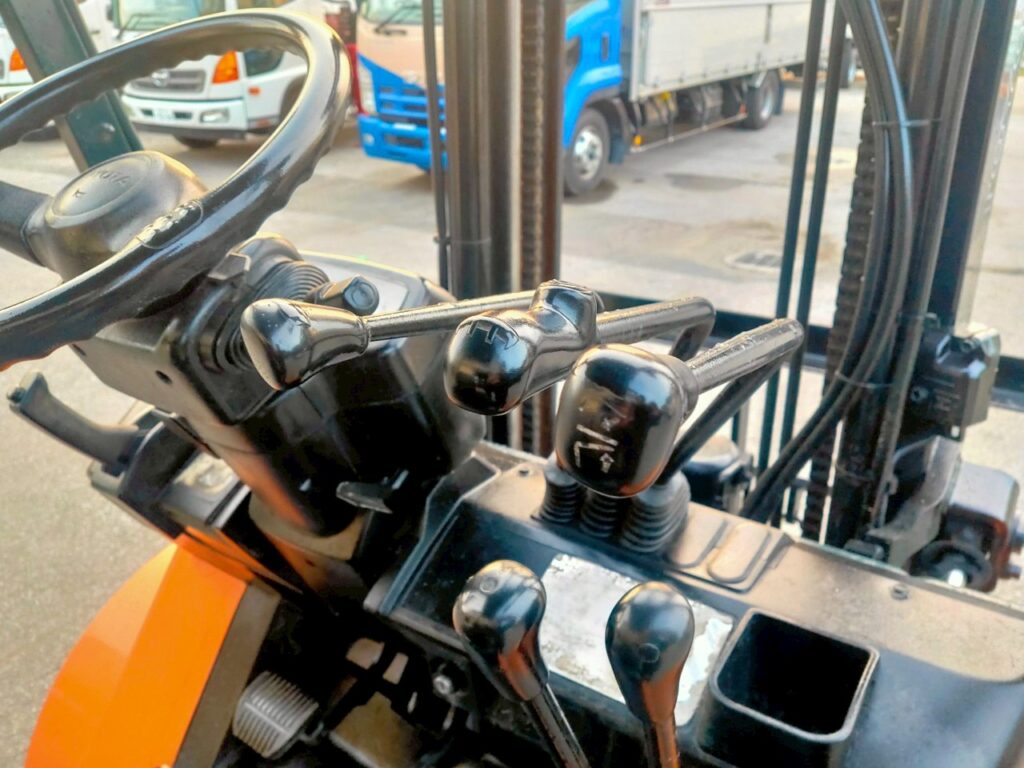 トヨタフォークリフト7FD25　ディーゼル　ダブルタイヤ　ヒンジド　