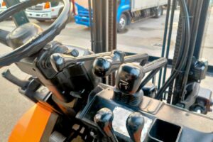 サムネイル: トヨタフォークリフト7FD25　ディーゼル　ダブルタイヤ　ヒンジド　