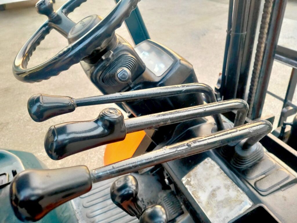 トヨタフォークリフト7FD25　ディーゼル　ダブルタイヤ　ヒンジド　