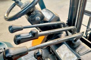 サムネイル: トヨタフォークリフト7FD25　ディーゼル　ダブルタイヤ　ヒンジド　