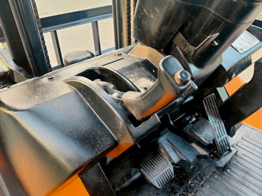 トヨタフォークリフト7FD25　ディーゼル　ダブルタイヤ　ヒンジド　