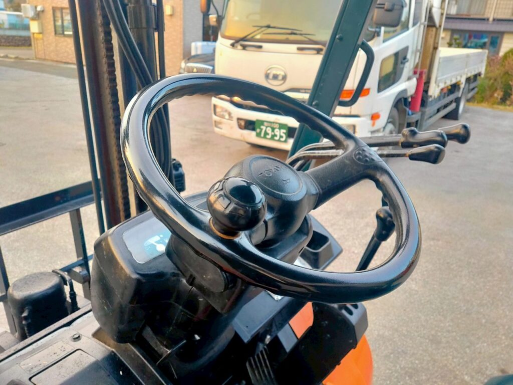 トヨタフォークリフト7FD25　ディーゼル　ダブルタイヤ　ヒンジド　