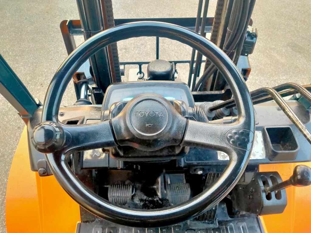 トヨタフォークリフト7FD25　ディーゼル　ダブルタイヤ　ヒンジド　