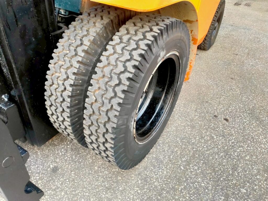 トヨタフォークリフト7FD25　ディーゼル　ダブルタイヤ　ヒンジド　