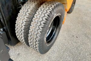 サムネイル: トヨタフォークリフト7FD25　ディーゼル　ダブルタイヤ　ヒンジド　