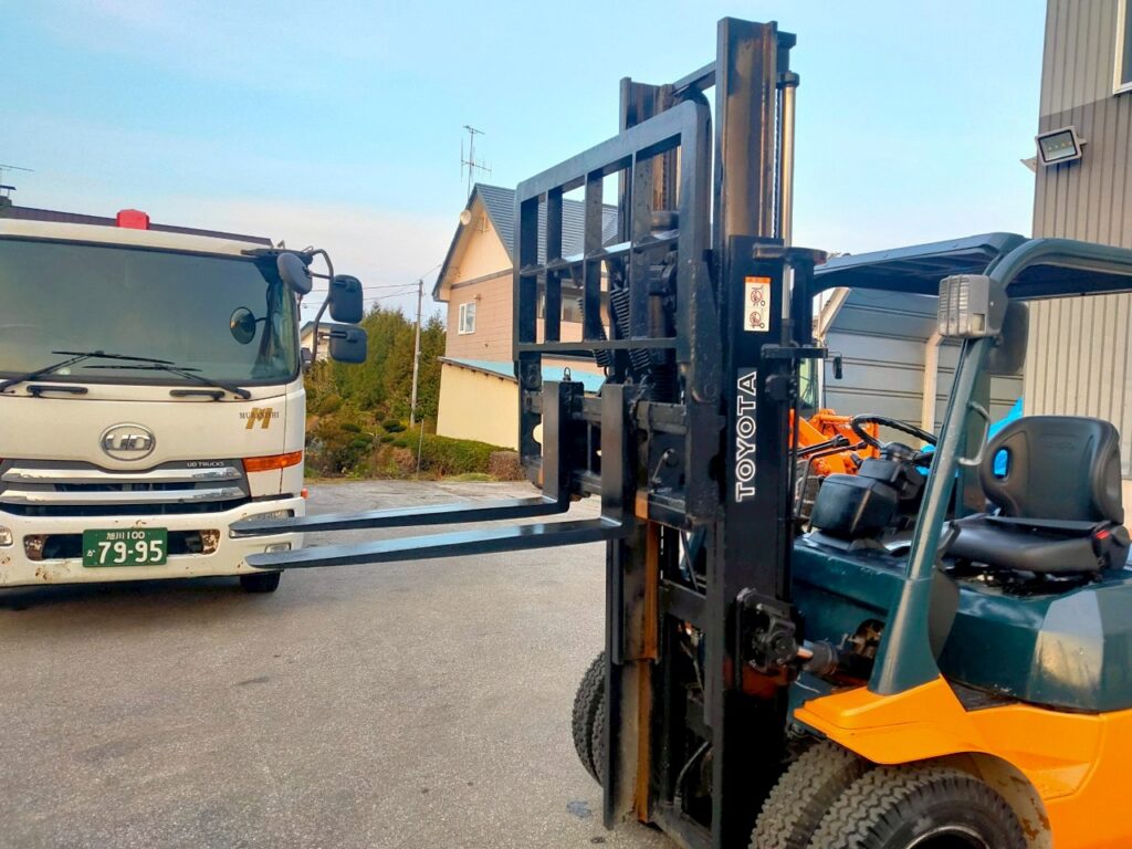 トヨタフォークリフト7FD25　ディーゼル　ダブルタイヤ　ヒンジド　