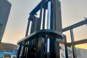 サムネイル: トヨタフォークリフト7FD25　ディーゼル　ダブルタイヤ　ヒンジド　