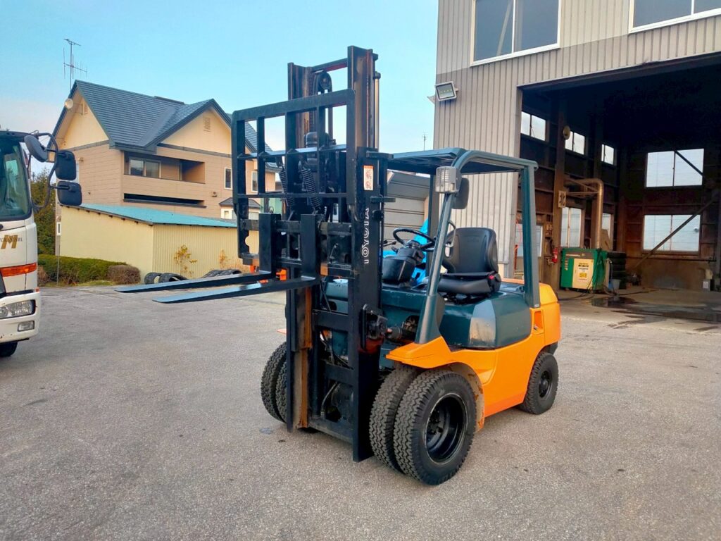 トヨタフォークリフト7FD25　ディーゼル　ダブルタイヤ　ヒンジド　