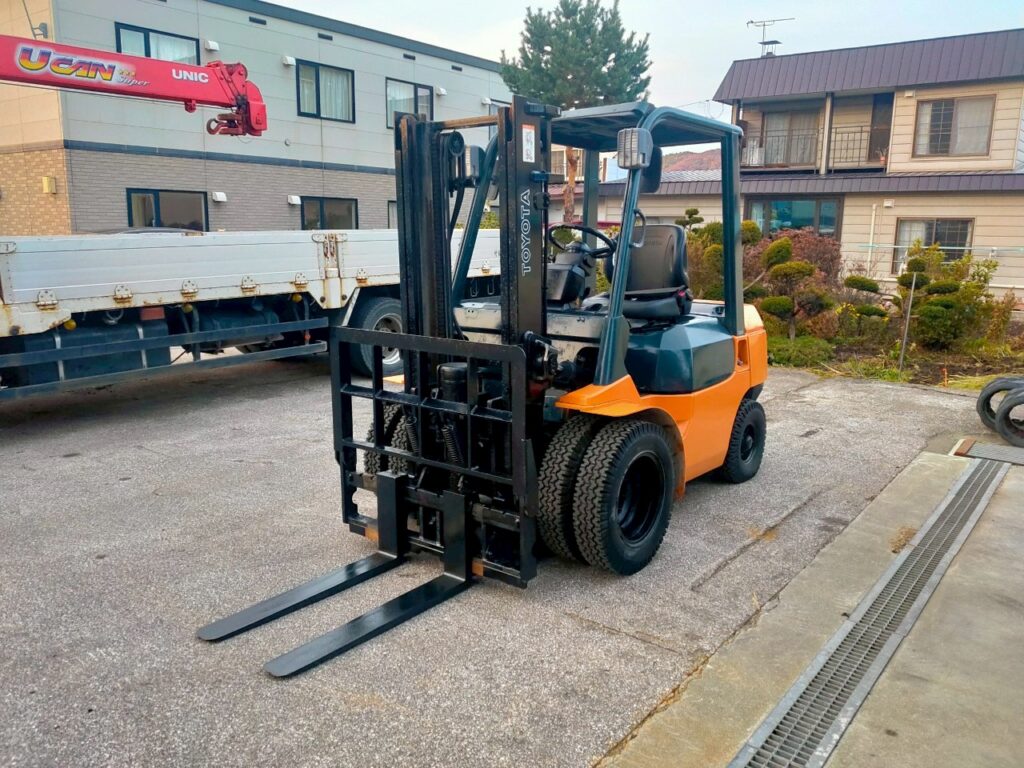 トヨタフォークリフト7FD25　ディーゼル　ダブルタイヤ　ヒンジド　
