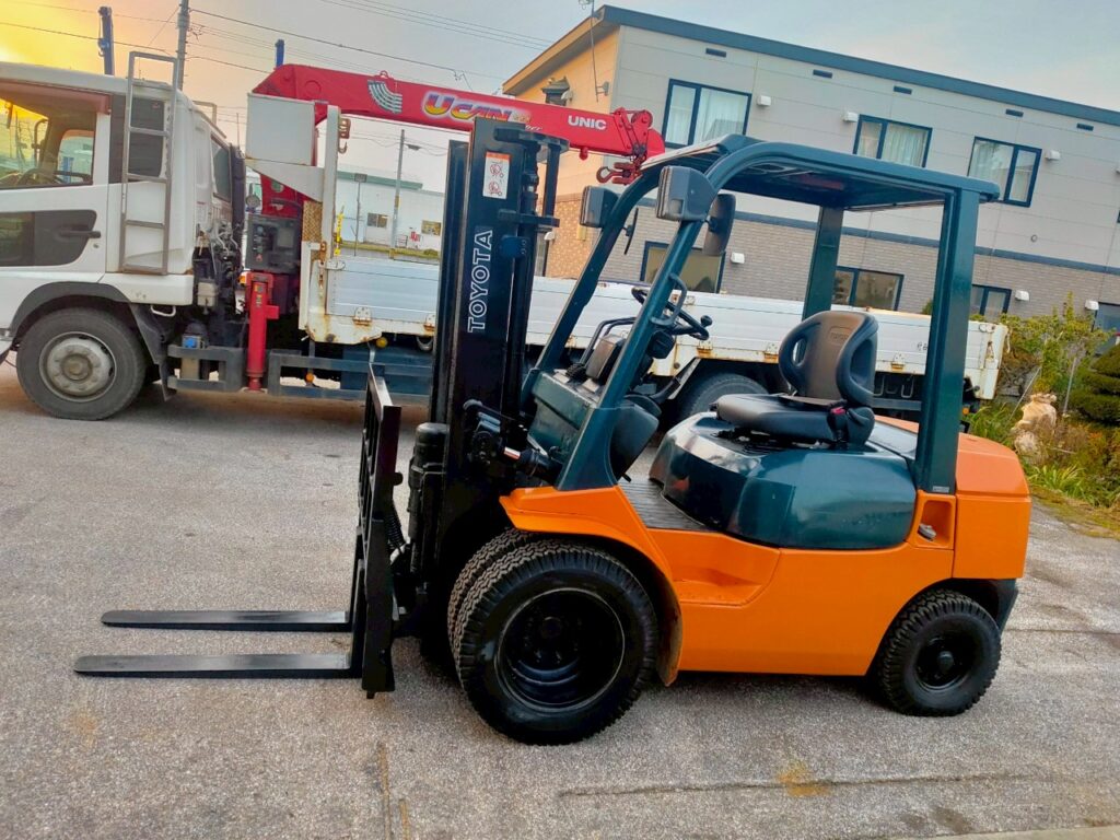 トヨタフォークリフト7FD25　ディーゼル　ダブルタイヤ　ヒンジド　