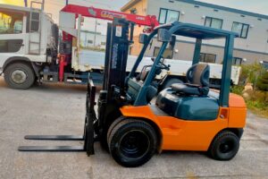 サムネイル: トヨタフォークリフト7FD25　ディーゼル　ダブルタイヤ　ヒンジド　