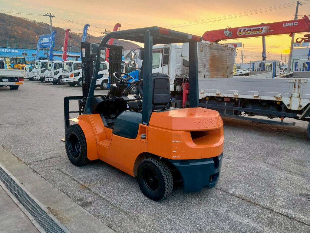トヨタフォークリフト7FD25　ディーゼル　ダブルタイヤ　ヒンジド　