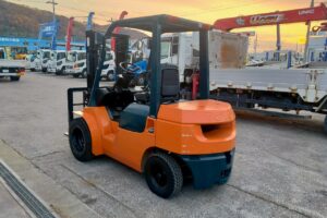サムネイル: トヨタフォークリフト7FD25　ディーゼル　ダブルタイヤ　ヒンジド　