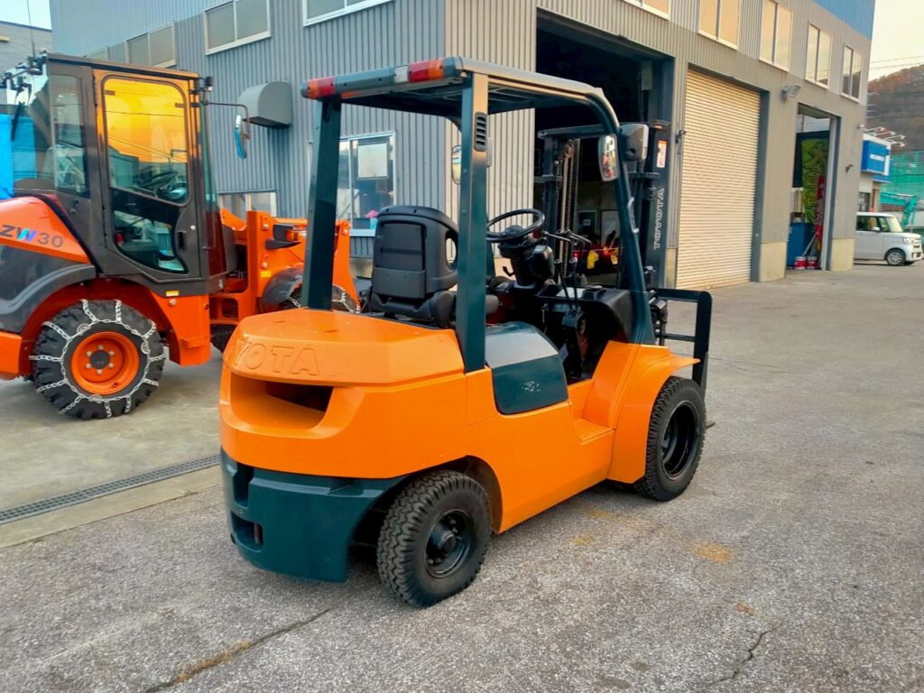 トヨタフォークリフト7FD25　ディーゼル　ダブルタイヤ　ヒンジド　