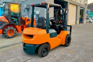 サムネイル: トヨタフォークリフト7FD25　ディーゼル　ダブルタイヤ　ヒンジド　