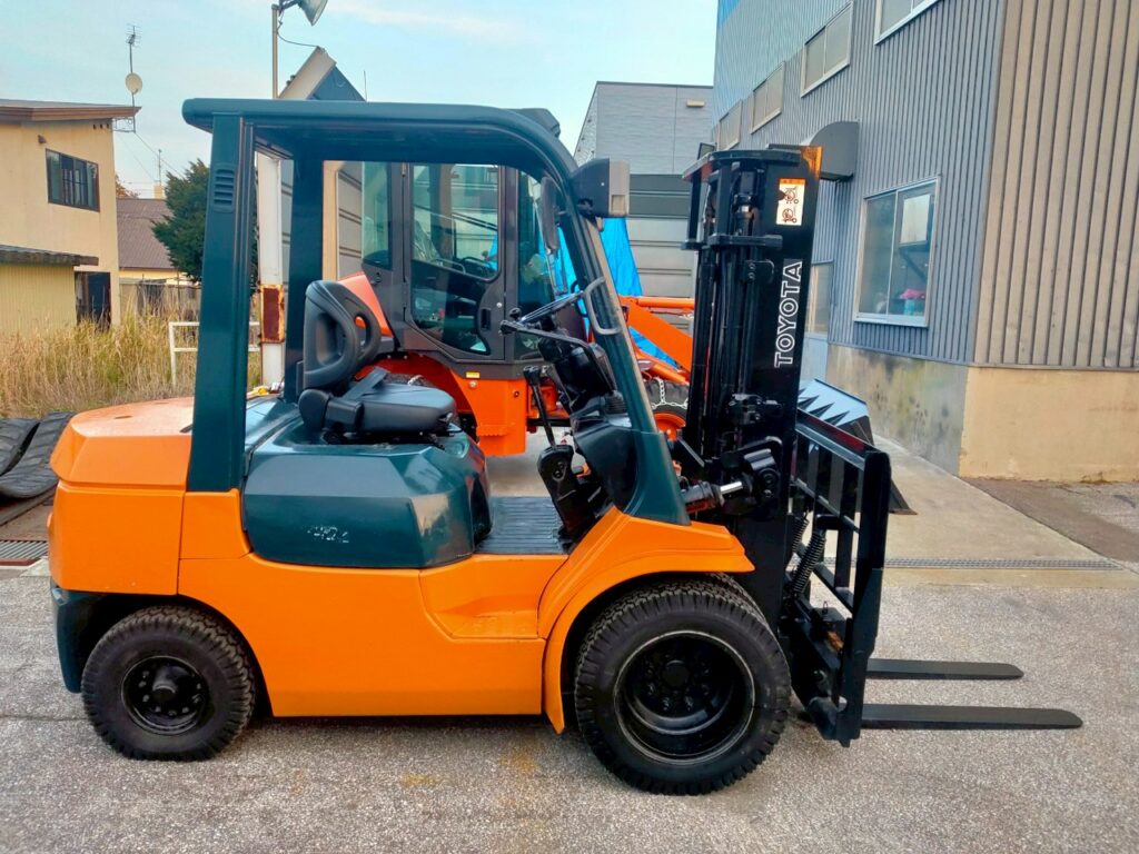 トヨタフォークリフト7FD25　ディーゼル　ダブルタイヤ　ヒンジド　