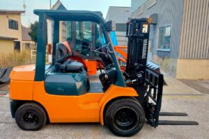サムネイル: トヨタフォークリフト7FD25　ディーゼル　ダブルタイヤ　ヒンジド　