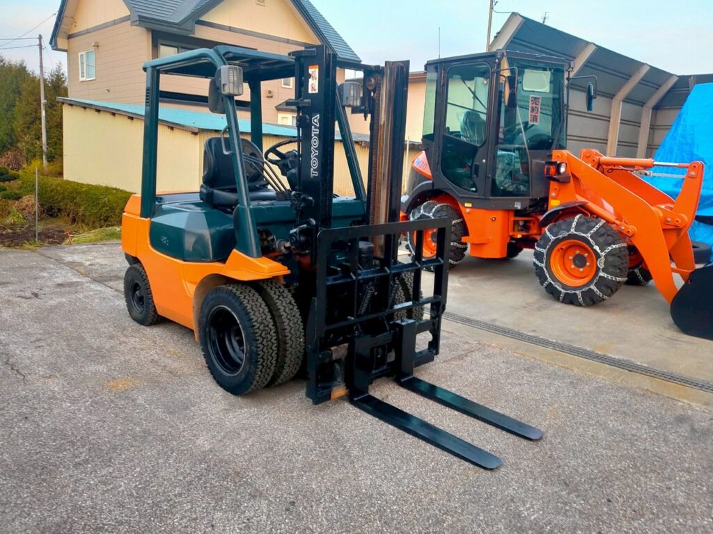 トヨタフォークリフト7FD25　ディーゼル　ダブルタイヤ　ヒンジド　