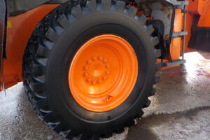 サムネイル: 平成25年　日立　ホイールローダー　ZW140　★スノウプラウ★ノーマルバケット付★Wキャビン★エアコン★