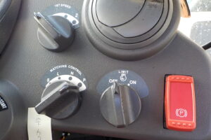 サムネイル: 平成25年　日立　ホイールローダー　ZW140　★スノウプラウ★ノーマルバケット付★Wキャビン★エアコン★