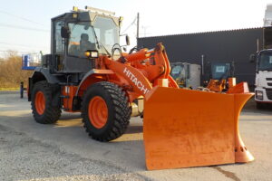 サムネイル: 平成25年　日立　ホイールローダー　ZW140　★スノウプラウ★ノーマルバケット付★Wキャビン★エアコン★