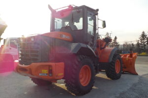 サムネイル: 平成25年　日立　ホイールローダー　ZW140　★スノウプラウ★ノーマルバケット付★Wキャビン★エアコン★