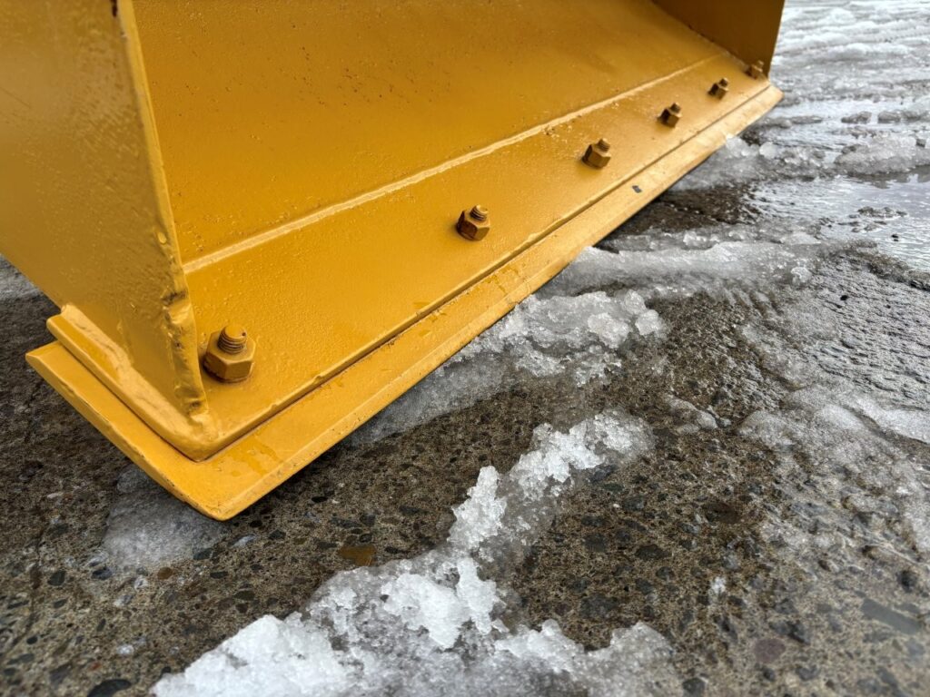 平成18年　ＣＡＴ　９０１Ｂ　スノースパイクタイヤ装着車　0.4立米