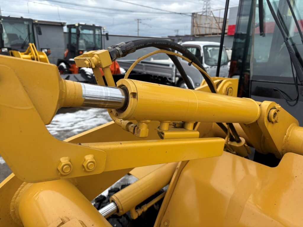 平成18年　ＣＡＴ　９０１Ｂ　スノースパイクタイヤ装着車　0.4立米