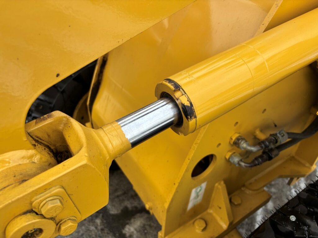 平成18年　ＣＡＴ　９０１Ｂ　スノースパイクタイヤ装着車　0.4立米