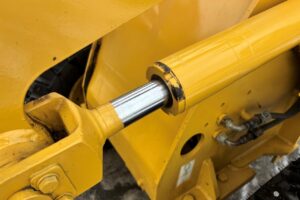 サムネイル: 平成18年　ＣＡＴ　９０１Ｂ　スノースパイクタイヤ装着車　0.4立米