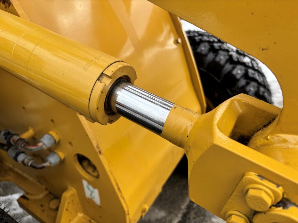 平成18年　ＣＡＴ　９０１Ｂ　スノースパイクタイヤ装着車　0.4立米