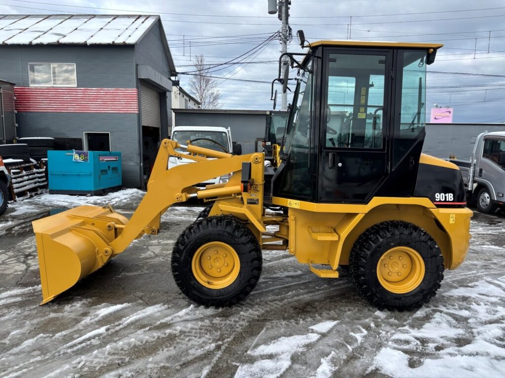 平成18年　ＣＡＴ　９０１Ｂ　スノースパイクタイヤ装着車　0.4立米