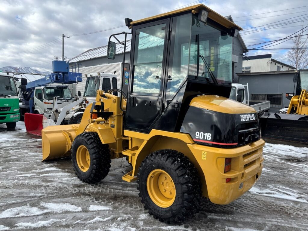 平成18年　ＣＡＴ　９０１Ｂ　スノースパイクタイヤ装着車　0.4立米