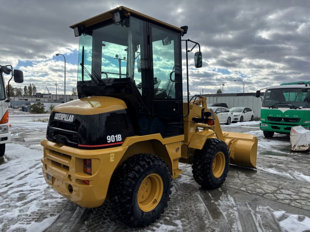 平成18年　ＣＡＴ　９０１Ｂ　スノースパイクタイヤ装着車　0.4立米