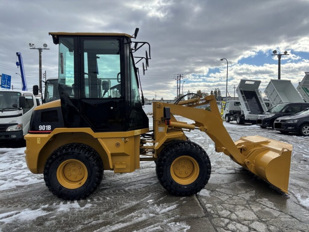 平成18年　ＣＡＴ　９０１Ｂ　スノースパイクタイヤ装着車　0.4立米