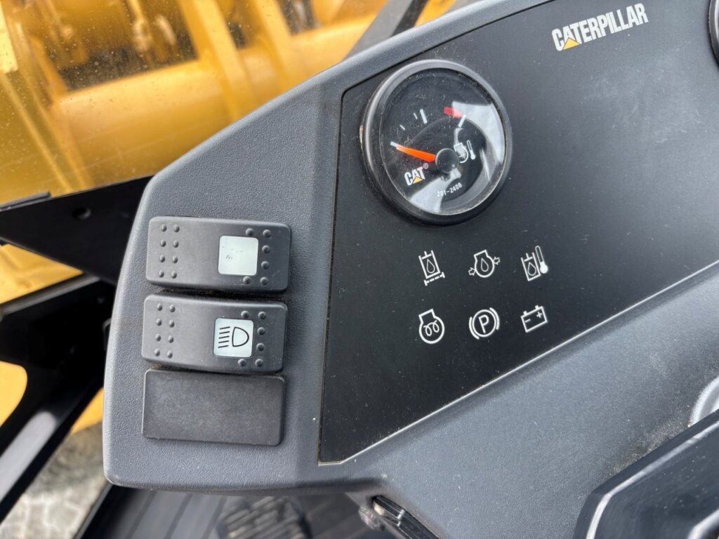 平成18年　ＣＡＴ　９０１Ｂ　スノースパイクタイヤ装着車　0.4立米